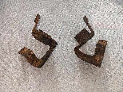 Spitfire tank brackets rusty.jpg